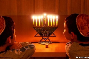 Омские евреи зажгли ханукальную свечу у музтеатра