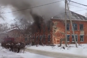 В Омске загорелась двухэтажка: огонь потушили за 10 минут (видео)