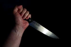 В Омской области продавец магазина дала отпор нападавшему с ножом – она устроила борьбу и оказалась сильнее (видео)