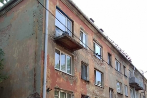 В Омске жители дома на Энергетиков, где уже обрушилась стена и часть балкона, жалуются на жуткий холод в квартирах