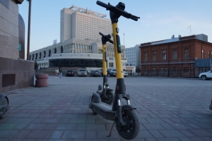 В Омске запустили прокат более двух тысяч желтых электросамокатов