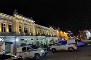 В центре Омске, где молодежь включала по ночам «Хоп, мусорок», теперь дежурят полицейские 