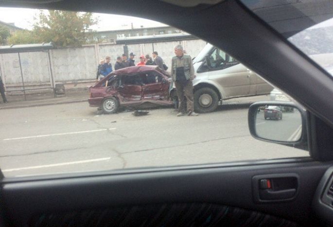 В центре Омска столкнулись легковушка и маршрутка — 3 человека пострадали