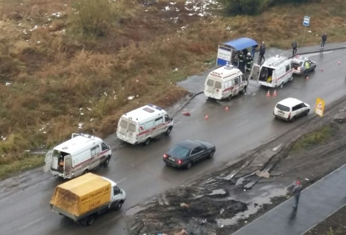 В Омске задержали водителя, сбившего семью на остановке