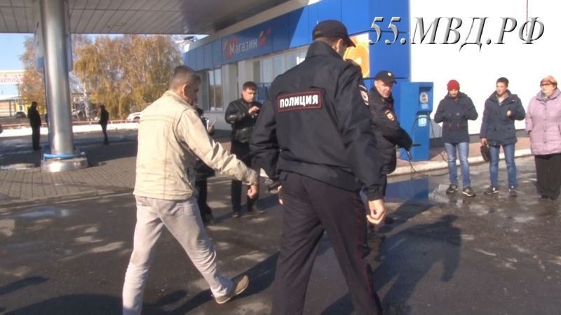 Омские полицейские задержали серийного налетчика, который грабил АЗС с автоматом