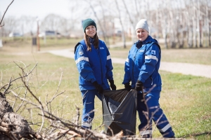 Волонтеры компании «Газпромнефть-СМ» благоустроили территорию уникального природного парка в Омске
