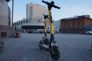 В парках и скверах Омска введут ограничение скорости для электросамокатов до 15 км/час: рассказываем, где это будет работать
