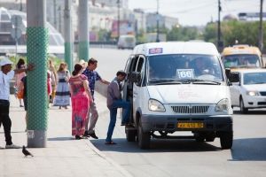 Омские маршрутчики в знак протеста стали высаживать пассажиров только на остановках 