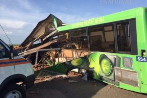 Под Омском столкнулись КамАЗ и автобус — 15 человек погибли 