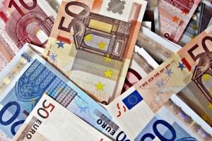 Официальный курс евро поднялся выше 62 рублей на фоне референдума в Греции