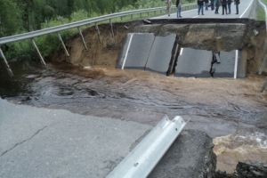 На федеральной трассе в Тюменской области обвалилась дорога