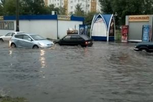 Дождь в Омске затопил улицу Дмитриева