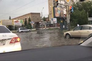 Водовороты, гейзеры и дорожный потоп — как Омск переживает ливень 