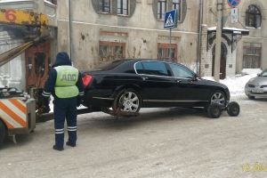 В центре Омска ДПС увезла на штрафстоянку автомобиль Bentley