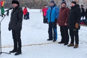 В Птичьей гавани чиновники сражаются в хоккей на валенках