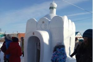 Житель Омской области построил часовню из снега