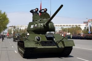 После парада Победы танк Т-34 подарили Омскому автобронетанковому инженерному институту