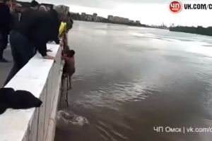 В холодной воде Иртыша едва не погибли две трехлетние девочки (видео)