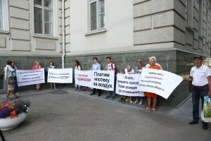 В Омске на митинг обманутых дольщиков «Академического» пришли 20 человек из 100