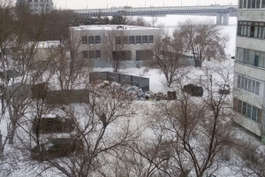 В одном из дворов в центре Омска образовалась новогодняя свалка