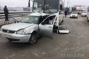 Опубликовано видео первых секунд после страшной аварии на мосту у омского телецентра