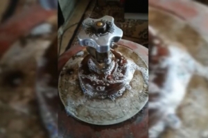 Житель Омской области снял на видео протекающий газовый баллон в своем доме