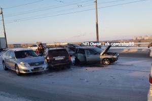 На мосту у «Арены Омск» столкнулись шесть автомобилей