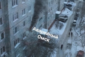 В Омске женщина выпрыгнула из окна горящей квартиры на третьем этаже