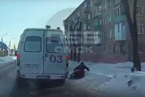 В Омске школьники, спасаясь от машины скорой помощи, упали в сугроб