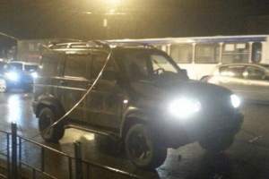 В центре Омска оборвавшиеся электрические провода упали на несколько автомобилей