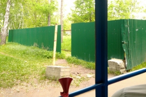 В омском парке готовятся убрать «забор Слеповой»