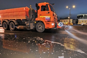 В Омске с шампунем отмыли 7,7 млн квадратных метров дорог