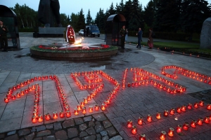 Чтобы помнили: омичи зажгли свечи в 77-ю годовщину начала войны