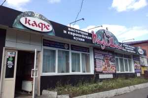 На Хитром рынке Омска опечатали популярное кафе с кроватью