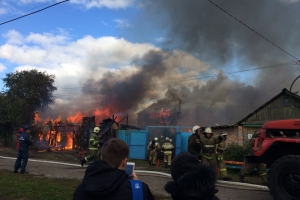 В Омске огонь уничтожил дома двух семей