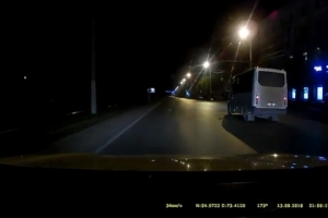 В Омске водителя маршрутки, игнорирующего запретный сигнал светофора, поймали благодаря соцсети