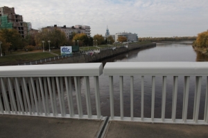 В мэрии Омска пообещали закрыть опасный для детей пробел в ограждении моста