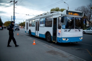 В Омске из-за забытого пакета эвакуировали пассажиров троллейбуса