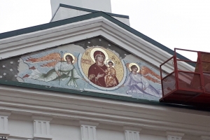 В Омске по инициативе Полежаева украсили фасад Воскресенского собора мозаичной иконой Божией Матери