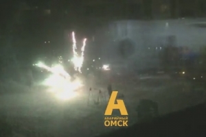  В Омске салютом расстреляло людей и машины