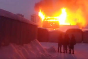 В Омске дотла сгорел частный дом, пожарные не смогли вовремя к нему подъехать