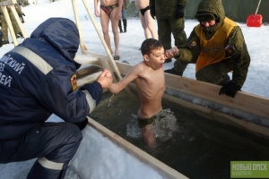 Омские врачи предупреждают о рисках при купании на Крещение