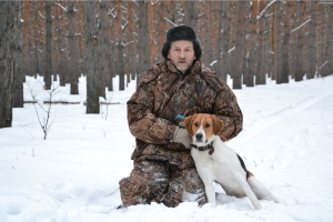 В Омской области охотник нашел в лесу обмороженную женщину