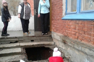 В Омске развалилось ветхое крыльцо детского сада: папа с дочкой провалились под лестницу