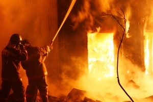 «Люди из окон просили о помощи»: ночью на Кирова в Омске сгорела квартира