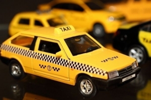 Спрос на таксистов в Омске вырос почти в два раза