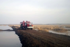 Сотрудники МЧС спасают аул Илеуш в Омской области от затопления