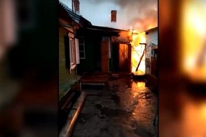 В Омске полицейские спасли из горящего дома семью из четырех человек
