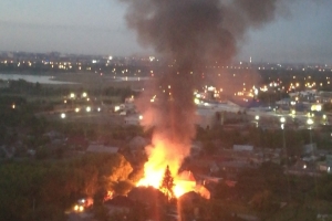 Ночью в Омске сгорело сразу два частных дома