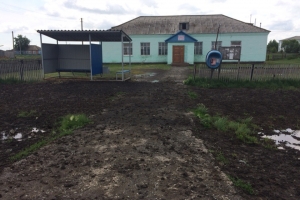 Жители села под Омском не могут сходить в клуб из-за непролазной дороги